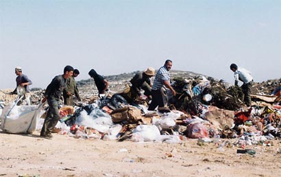 Des dizaines de Palestiniens fouillent les dépotoirs pour survivre