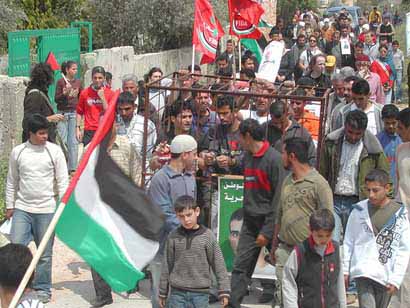 Bilin, manifestation pour la Journée des Prisonniers : l'armée israélienne blesse 15 personnes