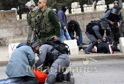 Les Forces d’Occupation Israélienne mettent fin à une conférence de presse avec les parents de l’Américain blessé et frappent des militants