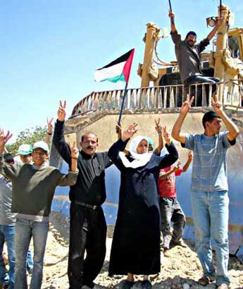 Les villageois d'Imneizel immobilisent les bulldozers de l'Occupation