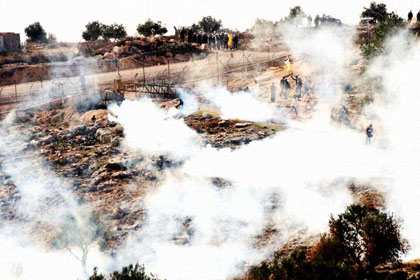 Bil’in noyé dans les gaz lacrymogènes, trois arrestations à Beit Ommar, et escalade du mur à Ni'ilin