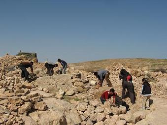Les Palestiniens reconstruisent les maisons démolies à Qawawis