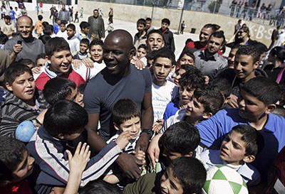 Lilian Thuram rencontre des jeunes Palestiniens (vidéo)