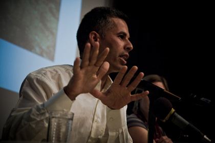 10 Décembre 2009 : le leader de Bil’in Abdallah Abu Rahmah arrêté pendant un raid militaire nocturne