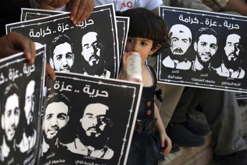 La bataille des estomacs vides se poursuit : la santé d'Akram Rikhawi continue de se détériorer tandis que la grève de la faim de Mahmoud Sarsak se conclut victorieusement