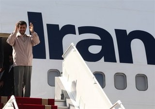 Ce sont les hommes politiques des USA qui ont du sang sur les mains, pas Ahmadinejad