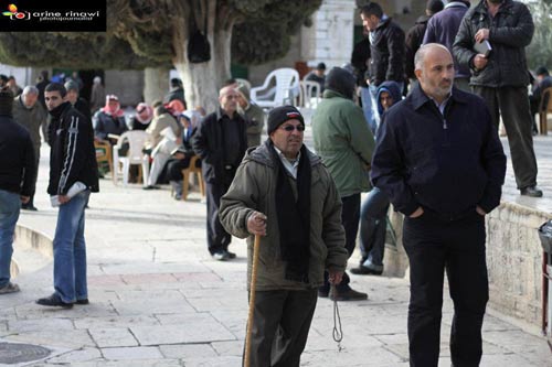 Les forces israéliennes ferment l'accès à Al-Aqsa, bloque un leader de droite