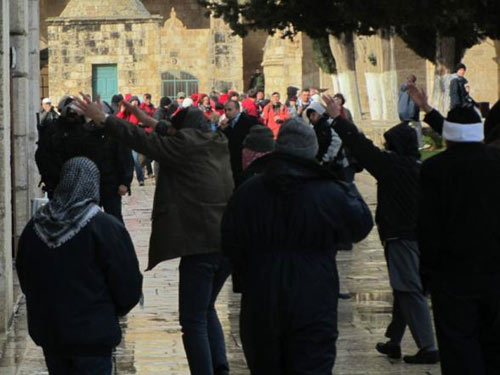 Des colons juifs envahissent al-Aqsa sous la protection de la police sioniste - Vidéo de l'attaque du 19 février