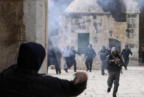 Au moins 20 blessés à la Mosquée Al-Aqsa aujourd'hui dans des affrontements très violents entre l'occupation et les Palestiniens d'Al-Quds occupée (vidéo) - 1 jeune homme mort des tirs de l'armée à Qalandiya