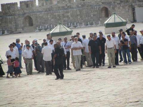 Etat d'alerte à al-Aqsa, des jeunes palestiniens évacués