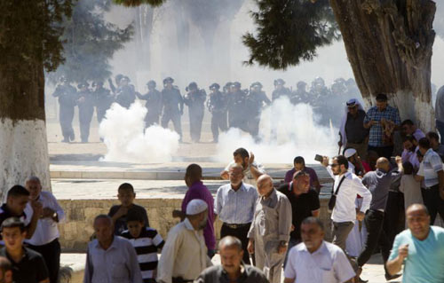 La police de l'occupant tire (avec de nouvelles munitions inconnues) sur les fidèles palestiniens à Al-Aqsa - 55 blessés (vidéos)