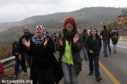 Les habitants de Al Walaja marchent sur la route des colons