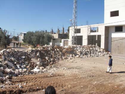 Le siège du village d'Azzoun continue
