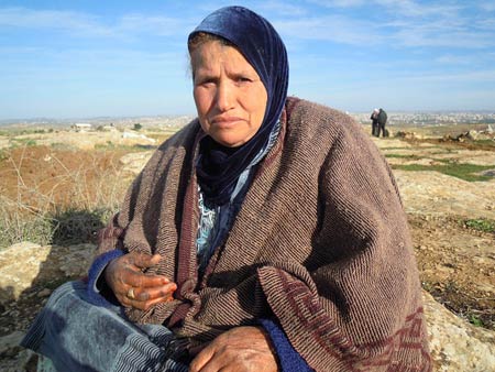 Démolition de tentes d'habitation à Amnyr, une communauté bédouine au nord de Susiya, dans les collines d'Hébron - l'armée d'occupation empêche la Croix-Rouge de venir en aide aux sans-abris (vidéo)
