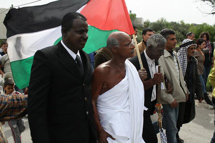 Répression israélienne sauvage contre les manifestations palestiniennes pacifiques - sheikh Tayseer At-Tamimi blessé à Hébron