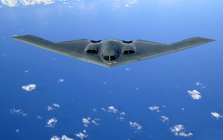 Armes. Des centaines de millions partis en fumée, tandis que les USA et Israël s’équipent pour affronter l’Iran. Le bombardier nucléaire s’entraîne dans la « guerre humanitaire »