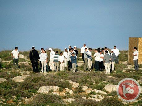Des colons attaquent des policiers israéliens clandestins à Hébron