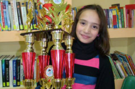 Les garde-frontières israéliens saisissent le trophée d'une fillette palestinienne