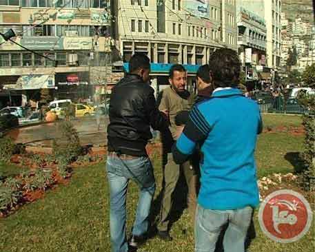 Un Palestinien tente de s'immoler par le feu pendant une manifestation contre les coûts de l'électricité