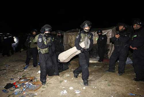 L’occupation évacue le village de Bab el-Shams par la force et arrête des dizaines de militants (vidéo)