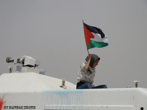 La 'Femme au Drapeau' défie l'armée d'occupation lors d'un rassemblement de solidarité avec les prisonniers à Ofer (vidéo)