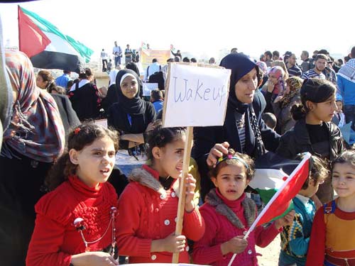 Mise à l'eau de mini-bateaux par les enfants dans le port de Gaza