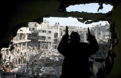 18 janvier, 23ème jour : le cessez-le-feu israélien tue un fermier, blesse son fils ainsi quâ€™une femme et sa fille. Les secouristes découvrent de nouveaux cadavres. Les combattants affrontent lâ€™armée. Au moins 1246 morts, au moins 5500 blessés