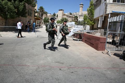 Le Premier ministre Netanyahu visite Hébron et promet que les juifs y resteront