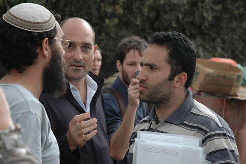 Issa Amro attaqué par les colons et arrêté par la police de l'occupation (vidéo)