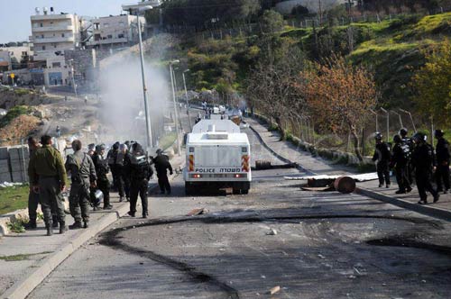 Harcèlement incessant de la famille al-Issawi, dont 3 fils ont été arrêtés cette nuit, et de tout le quartier Issawiya (vidéo de la manifestation du 15.02 dans le quartier)