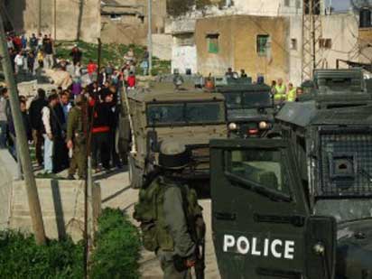 Les Forces d’Occupation Israéliennes prennent un jeune Palestinien en otage pendant l'invasion de Jayyous (VIDEO)