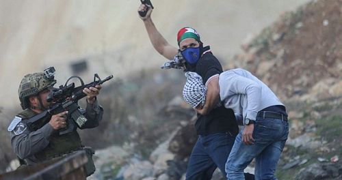 Les unités israéliennes infiltrées intensifient les attaques contre les manifestants palestiniens anti-Trump (vidéo)