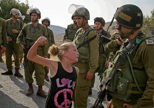 Un jeune palestinien arrêté et 4 internationaux détenus lors de la manifestation hebdomadaire à Nabi Saleh (vidéo à voir absolument !)