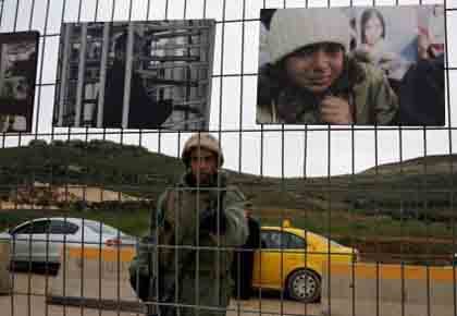 Exposition de photos au checkpoint d'Huwwara