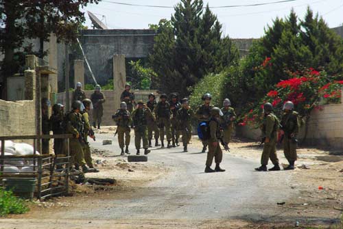 Kafr Qaddum : Les forces d'occupation tirent des grenades lacrymogènes dans une mosquée, asphyxiant des centaines de personnes avant le début de la manifestation (vidéo)