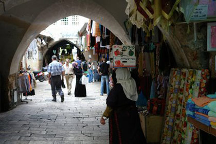 Dans une tentative pour expulser les palestiniens, l'occupation exécute une vaste campagne d'impôts contre les palestiniens à Qods occupée