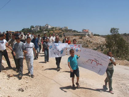Protestation silencieuse à Shufa, Tulkarem, contre les barrages routiers israéliens