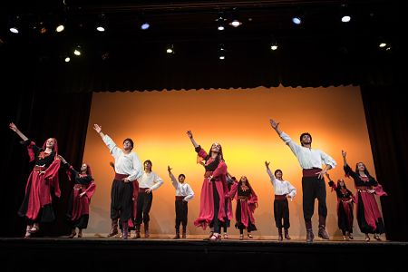 La troupe de dabké Shoruq en tournée en France au mois d'août