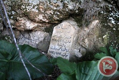 Une famille palestinienne va sur ses tombes par un tunnel sous le mur de séparation près de Bethléem